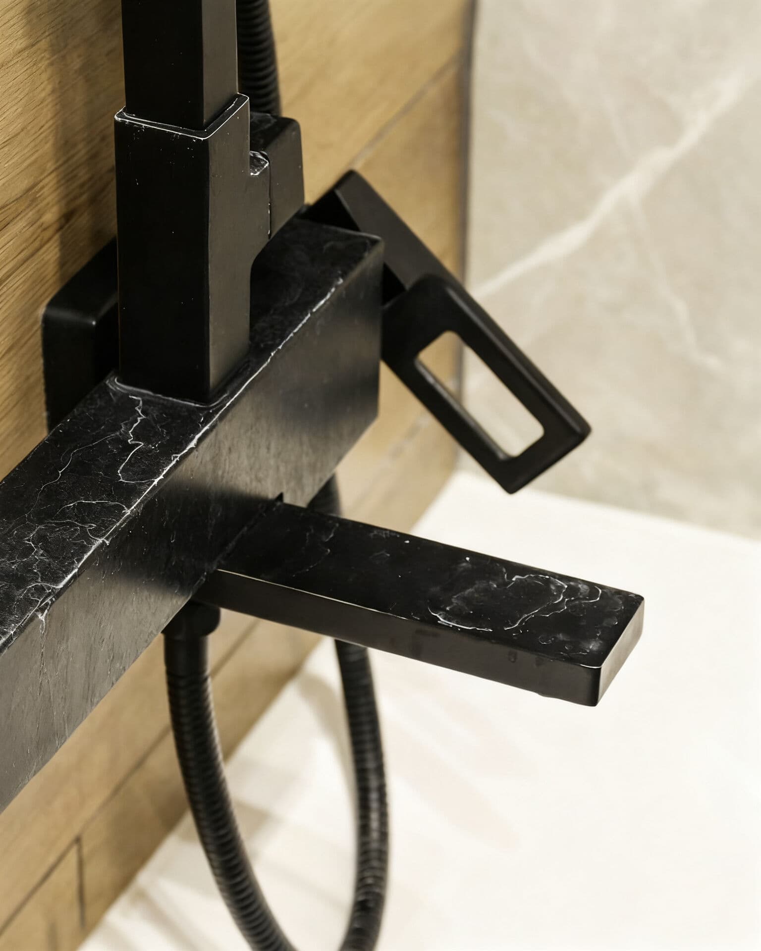 Schwarze Designer-Armatur mit deutlich sichtbaren Kalkablagerungen