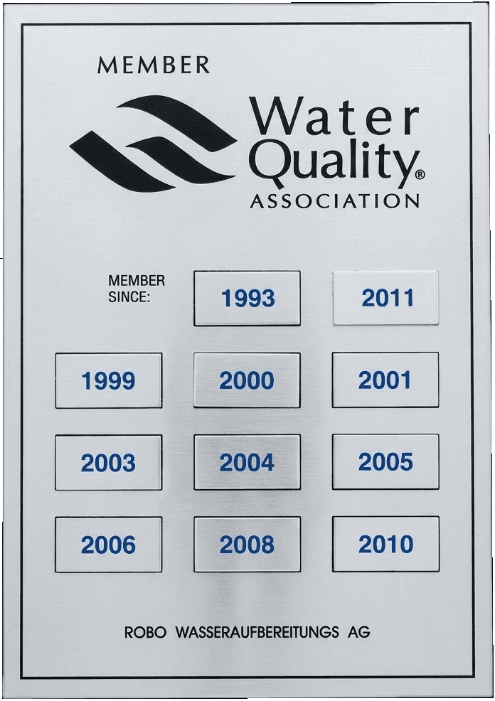 Water Quality Association Mitgliedschaft seit 1993 — Metalltafel mit jährlichen Bestätigungen von ROBO Wasseraufbereitungs AG