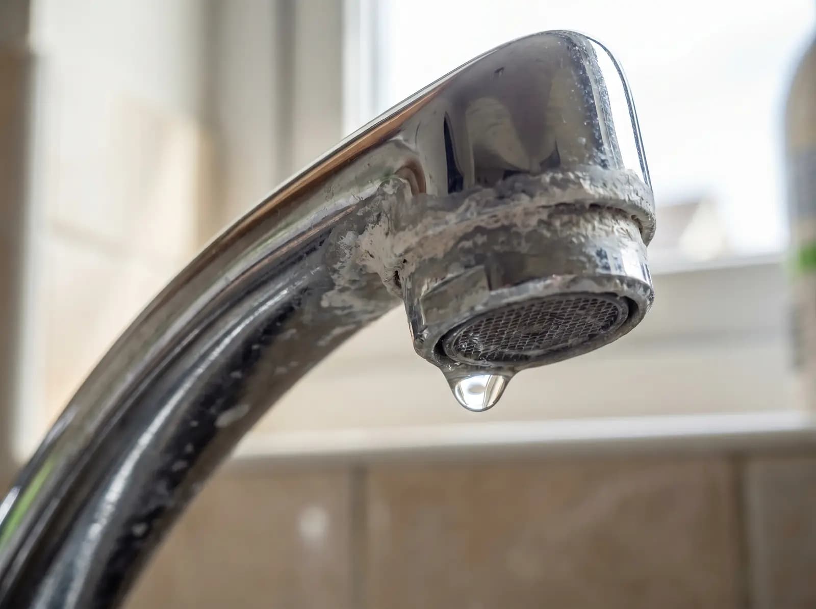 Starke Kalkablagerungen an einer Armatur — typische Folge von hartem Wasser