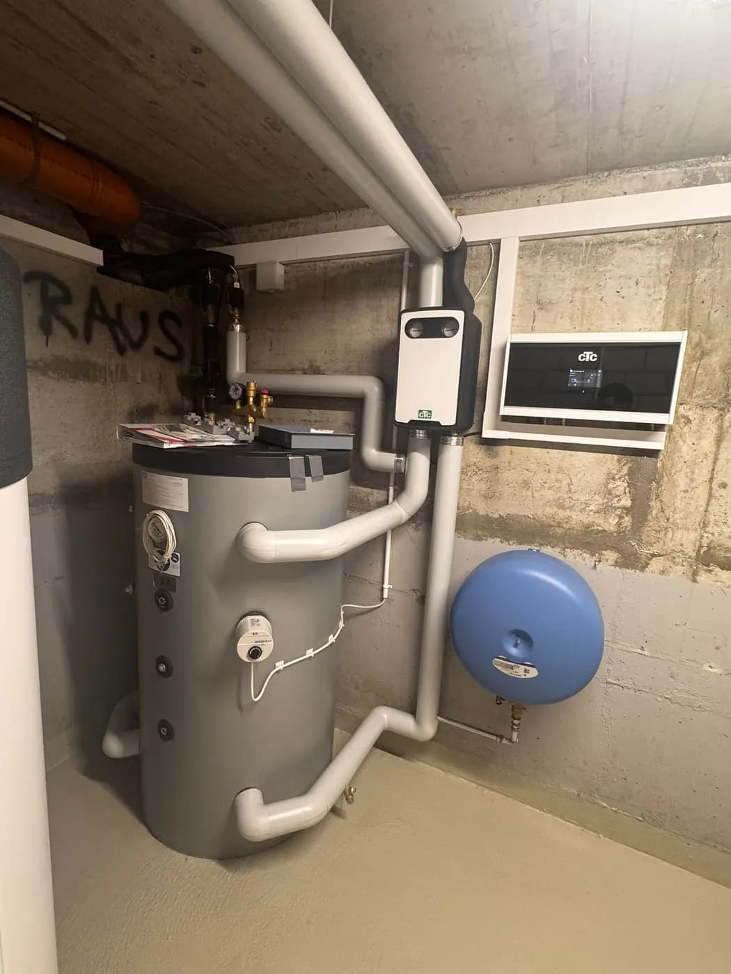 Wärmepumpen-Innenmodul mit Warmwasserspeicher und Ausdehnungsgefäss im Heizraum