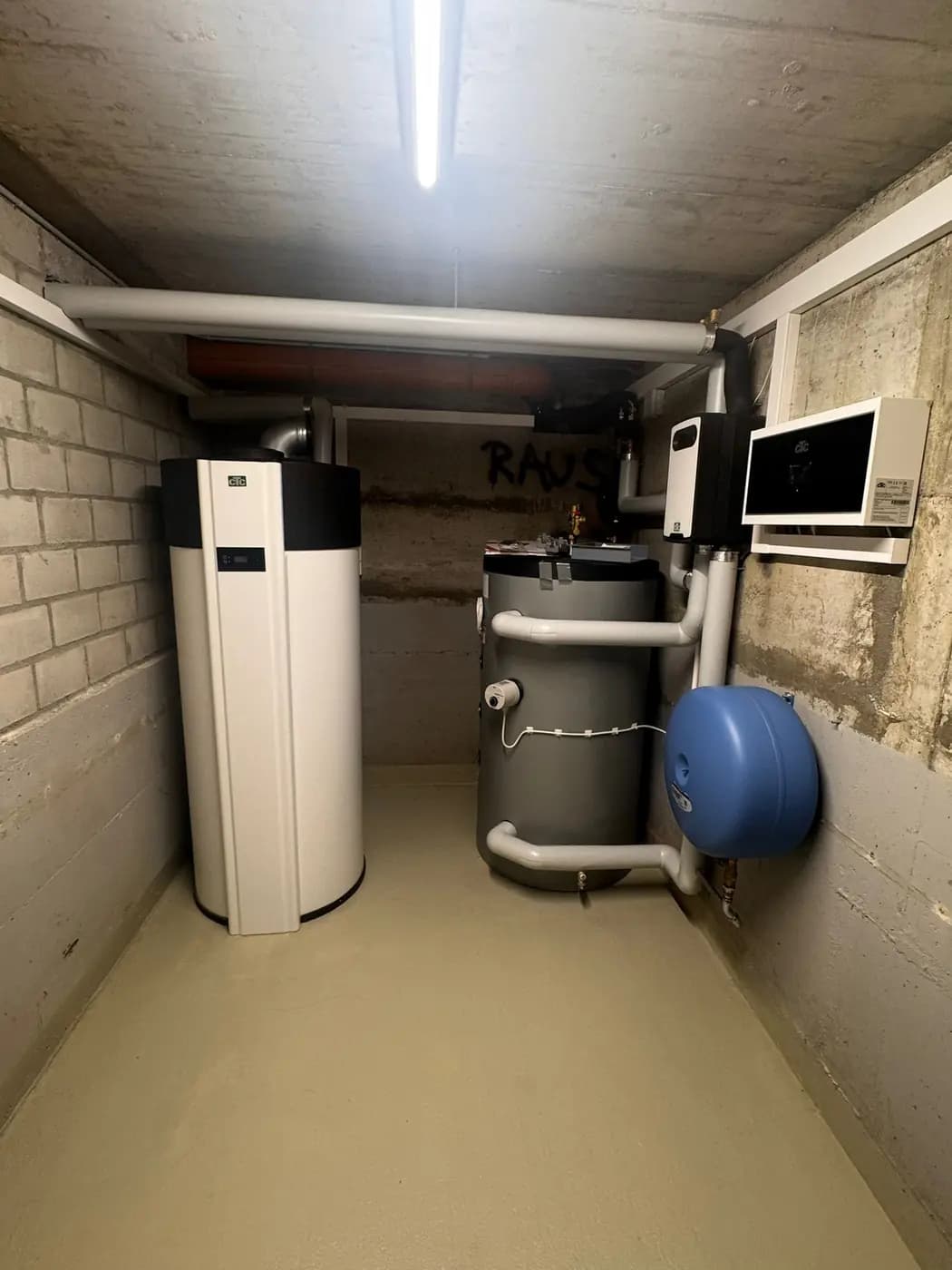 Heizzentrale mit Wärmepumpe, Speicher und Steuerung nach der Komplettsanierung