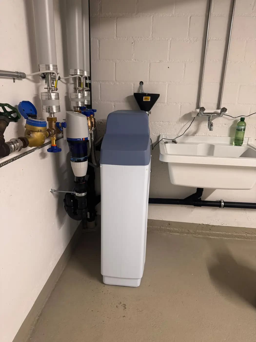 Wasseraufbereitung mit Enthärtungsanlage und Feinfilter am Hauswasseranschluss