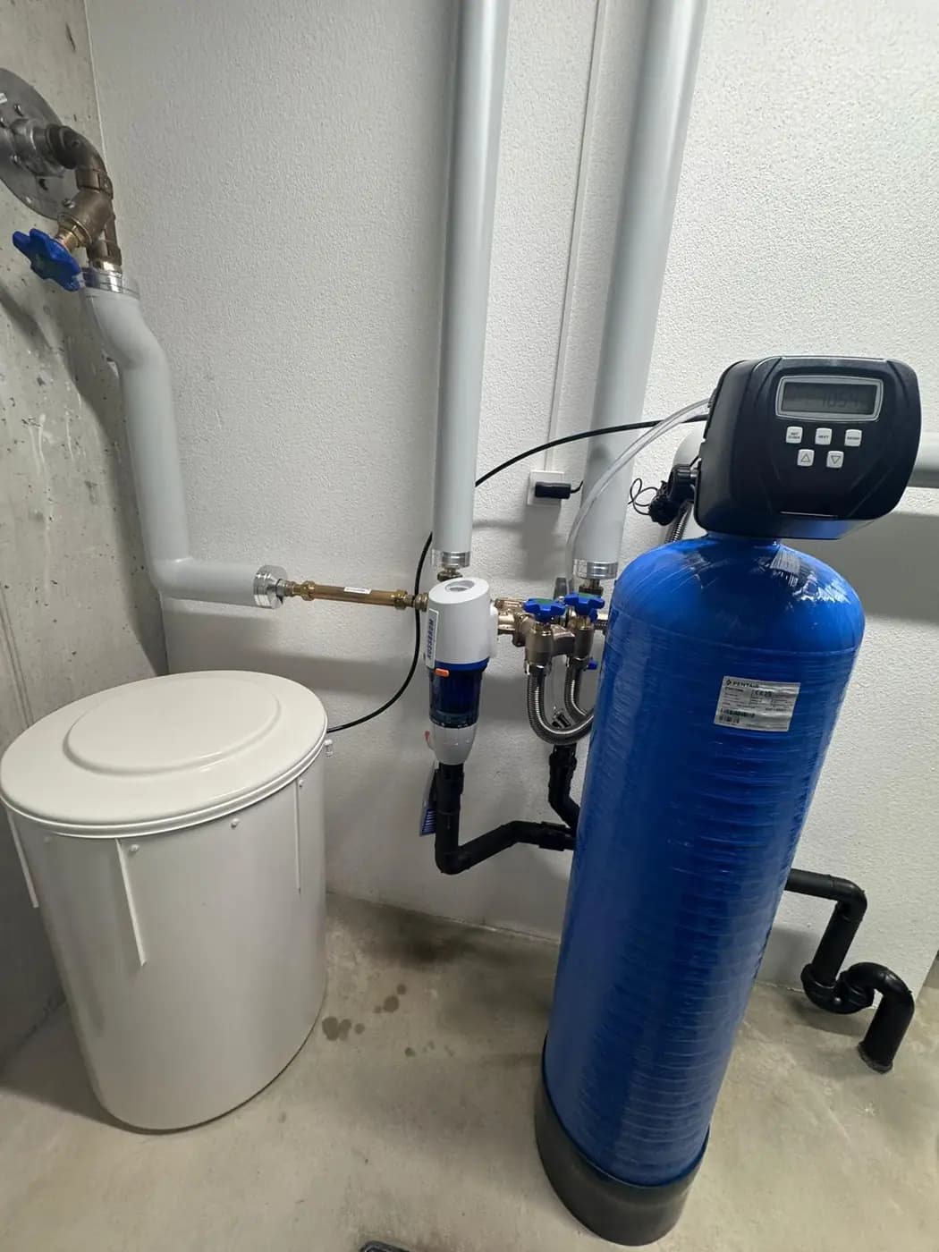 Enthärtungsanlage mit Verschneidung und Vorfilter, Detailansicht der Verrohrung