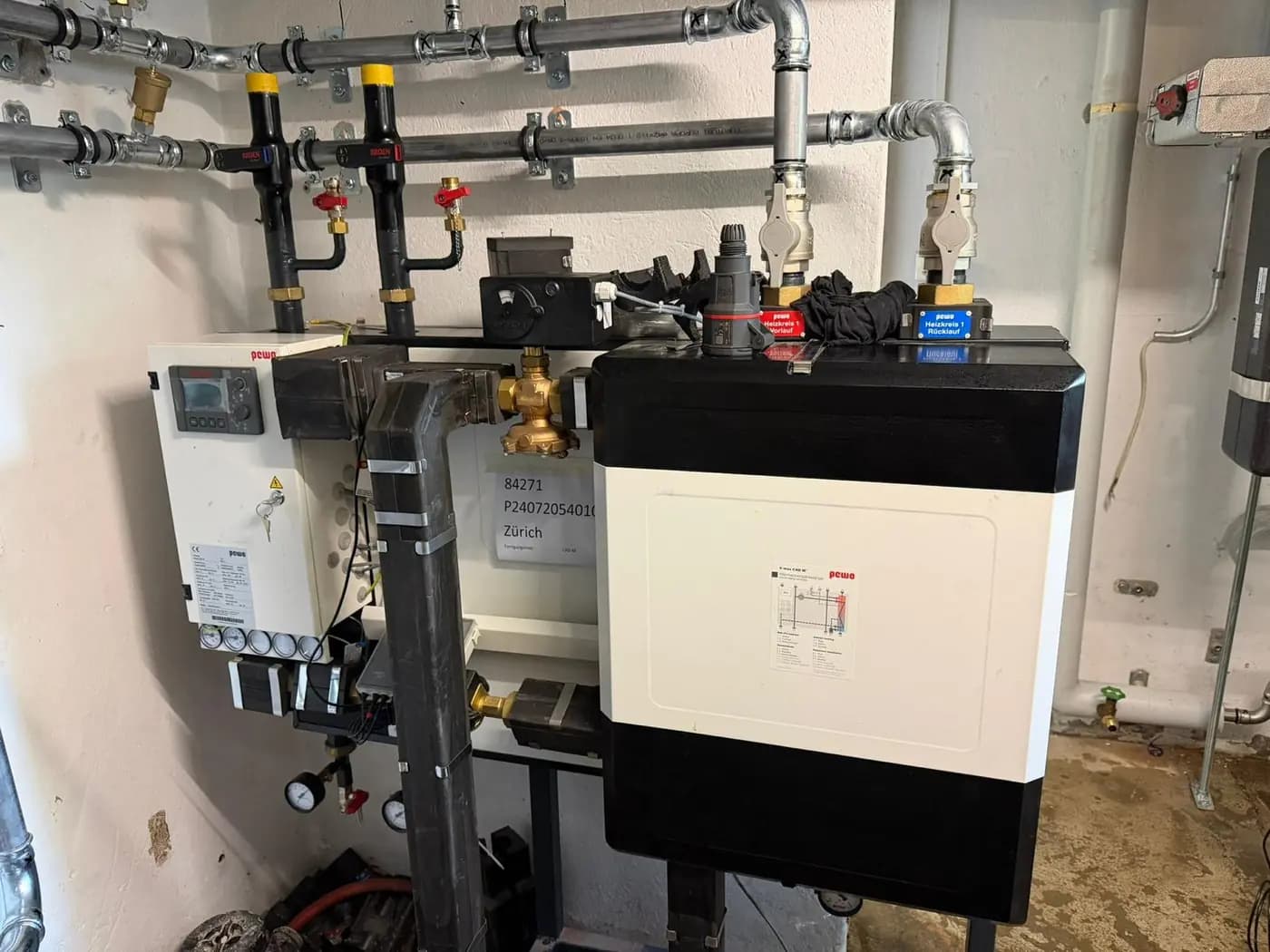 Kompakte Heizungs- und Frischwasserstation im Technikraum, Referenzprojekt Zürich
