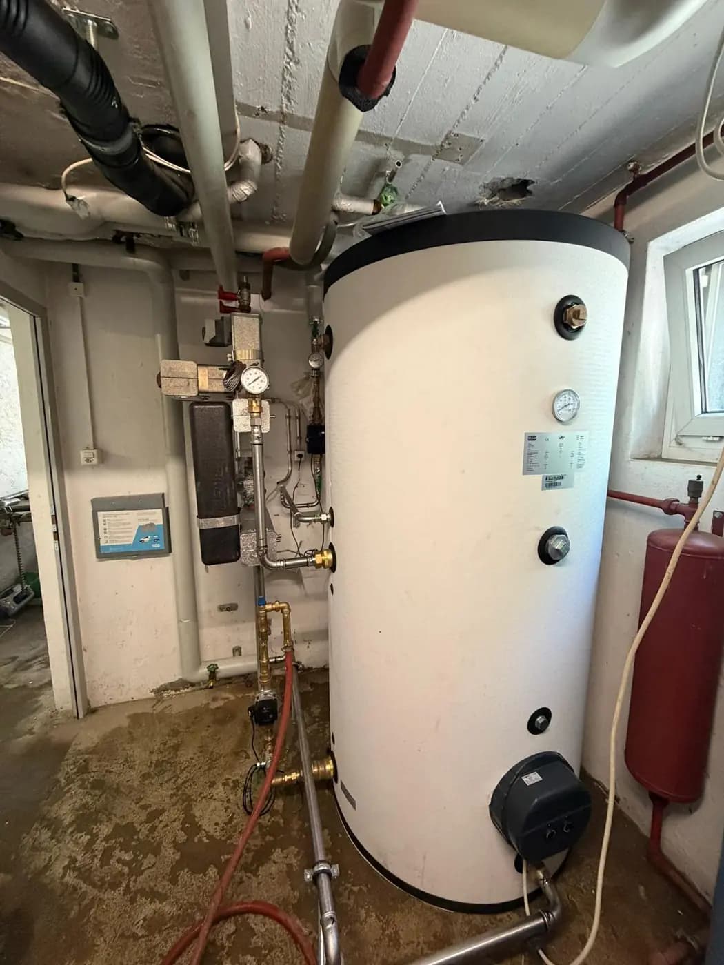 Pufferspeicher mit Anbindeleitungen und Ausdehnungsgefäss im Heizraum